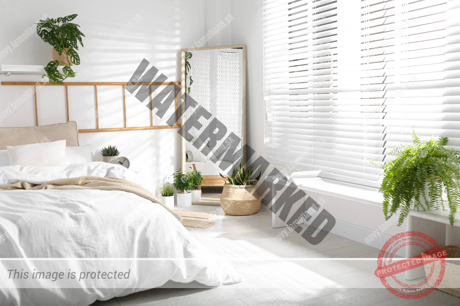 Moderna spalna so zrkadlom a bielymi zaluziami svetlo