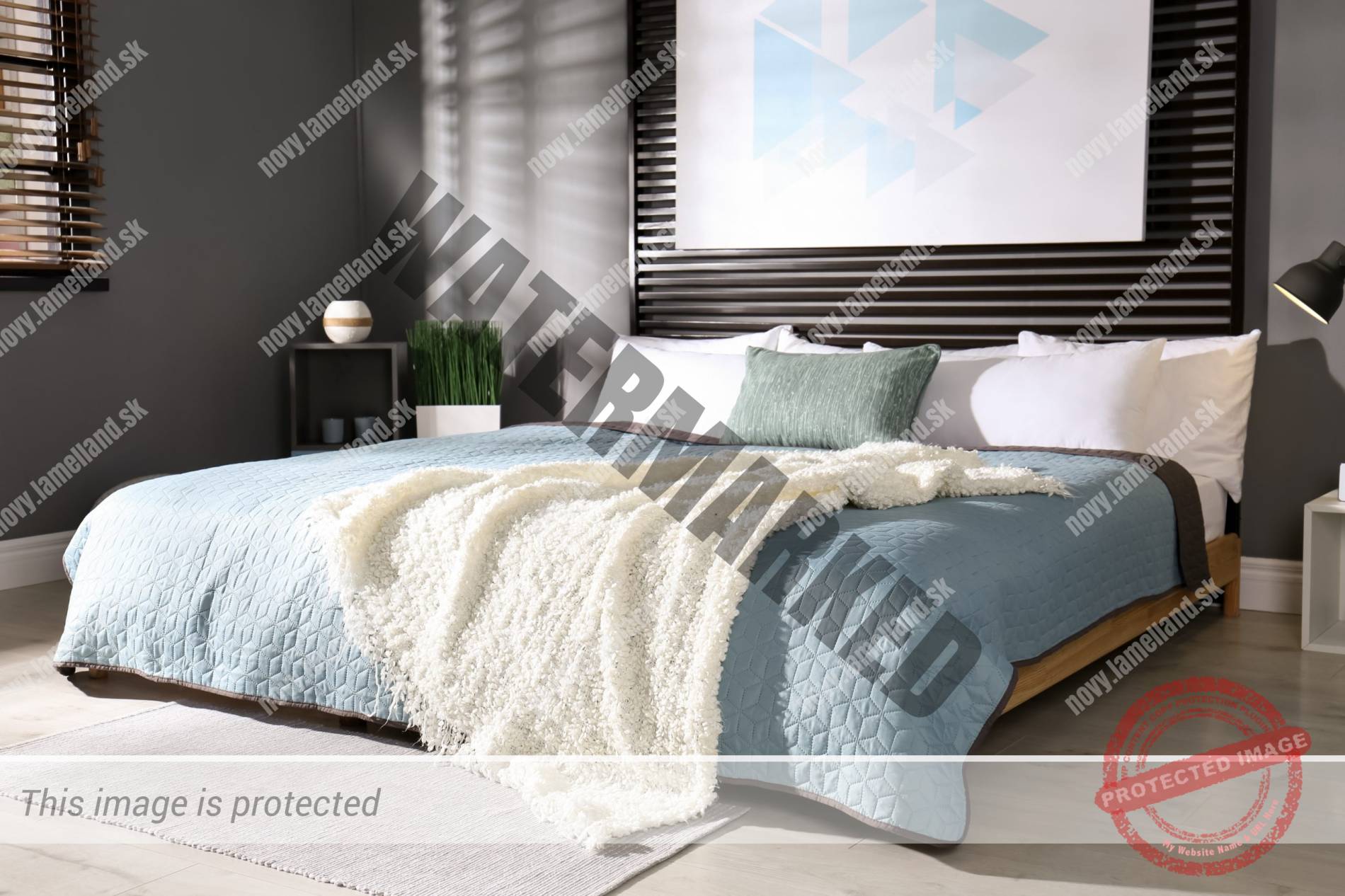 moderna pohodlna postel v spalni s tienenim drevenymi zaluziami