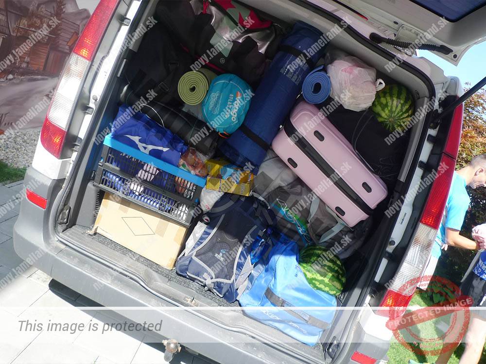 balenie kufre v aute stafetovy beh