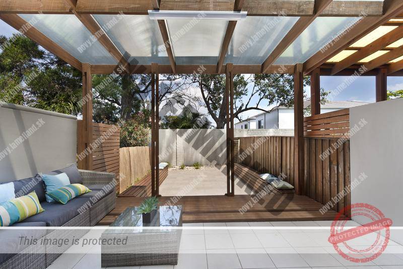 drevena pergola s lexanovym nadkrytim