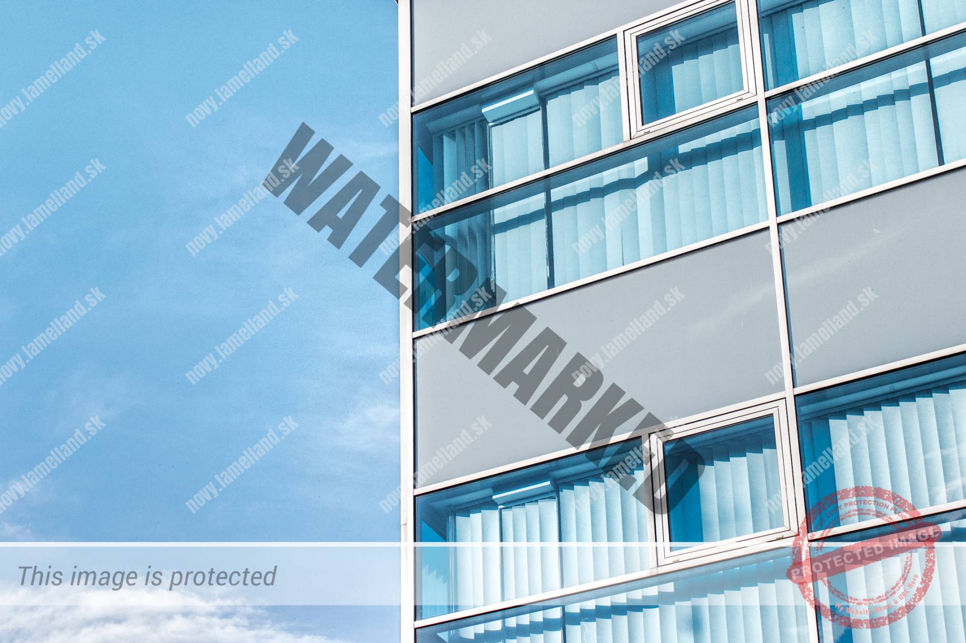 vertikalne zaluzie v administativnej budove