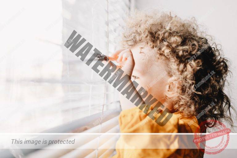 dieťa pri žalúzii