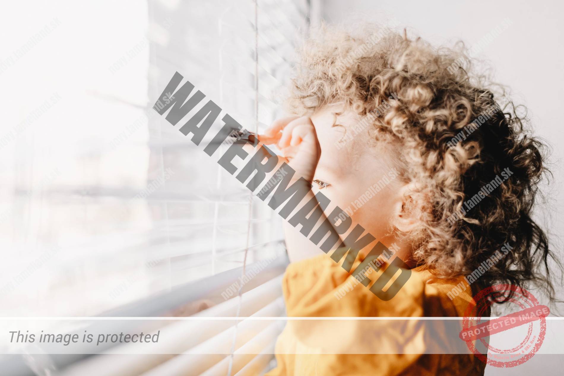 dieťa pri žalúzii